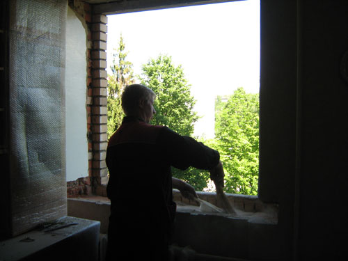 После демонтажа старых оконных конструкций следует подготовить оконный проем, удалить все мешающие установке части штукатурки и очистить проем от камней и пыли