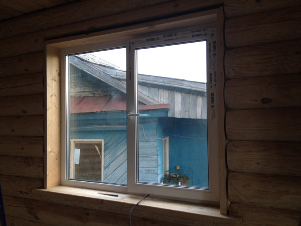 Пластиковые окна Rehau Blitz с ламинацией в деревянном доме.