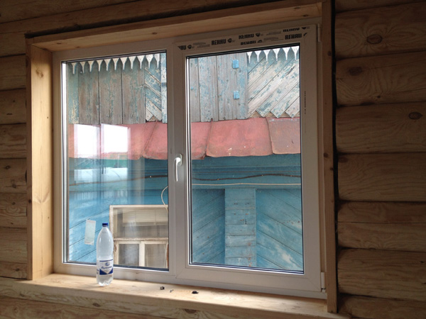 Пластиковые окна Rehau Blitz с ламинацией в деревянном доме.